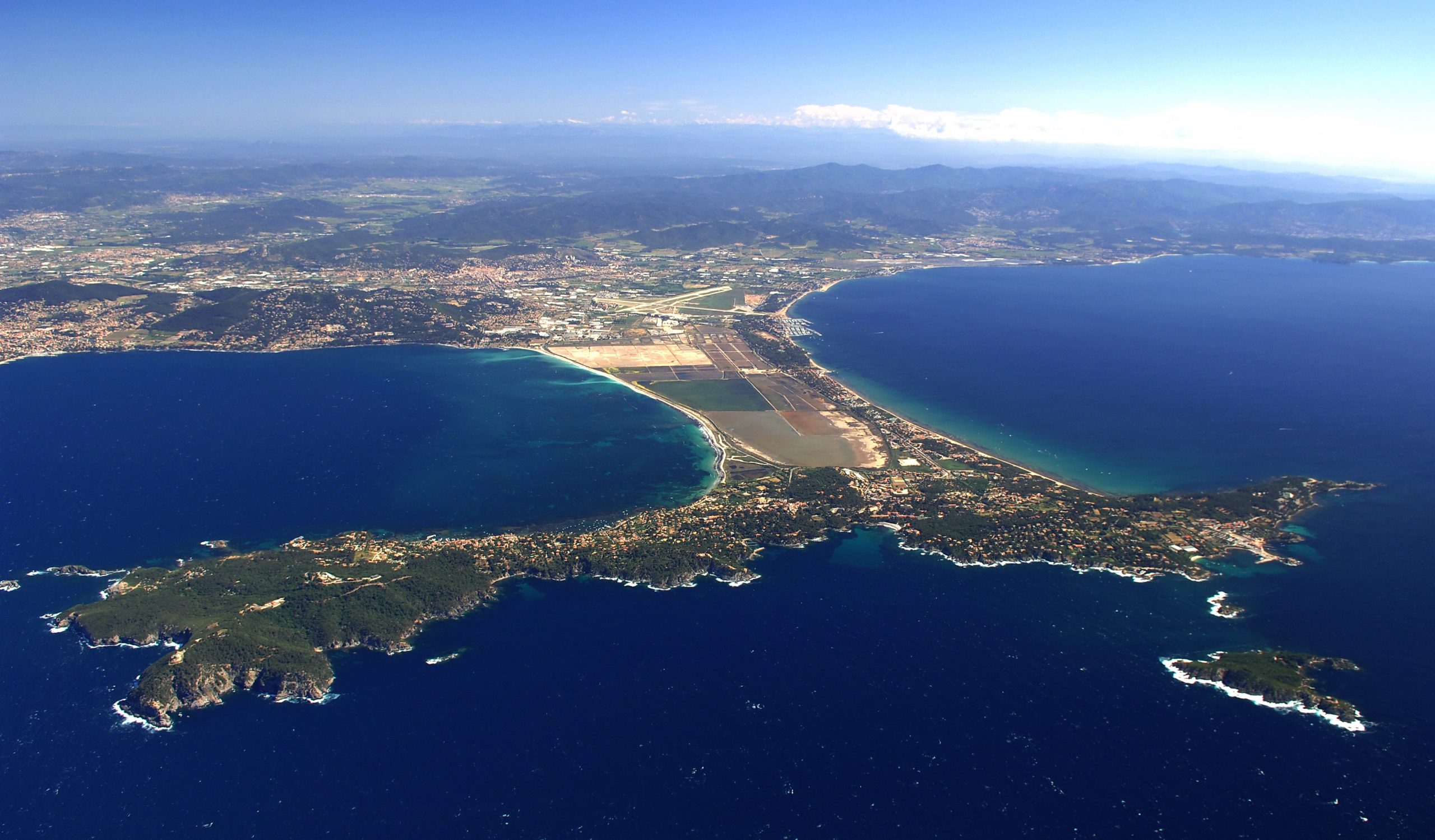 Vue aérienne de la Presqu'île de Giens et de la ville de Hyères.