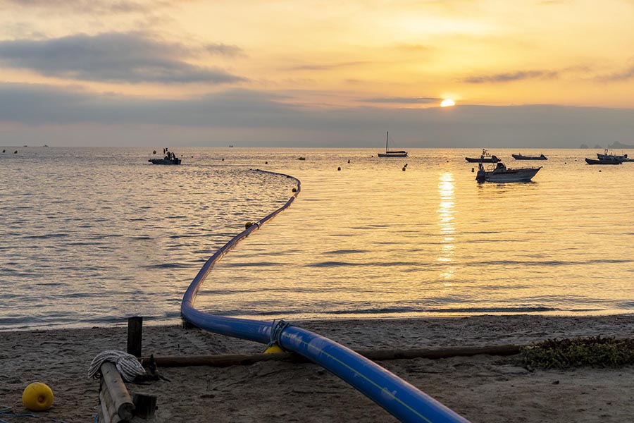 Le parking de la plage de la Bergerie à Hyères avec les travaux de la canalisation sous-marine sealine pour l'alimentation en eau douce de l'île de Porquerolles.